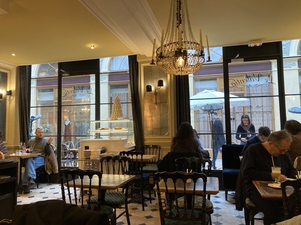 パリの美しいパッサージュとカフェ時間