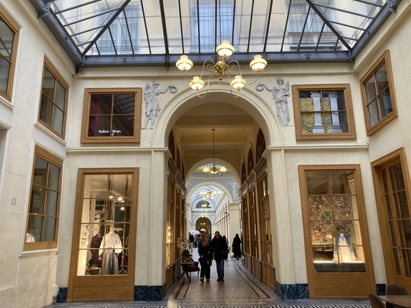 パリの美しいパッサージュとカフェ時間