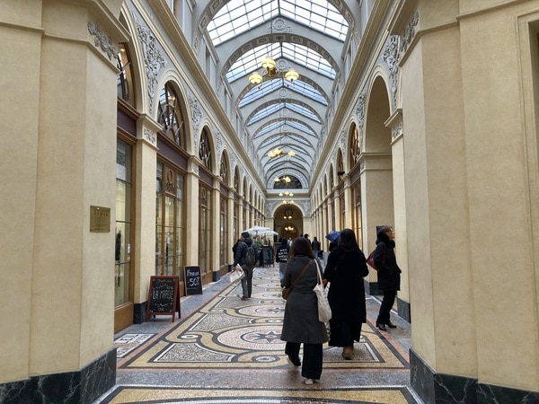 パリの美しいパッサージュとカフェ時間