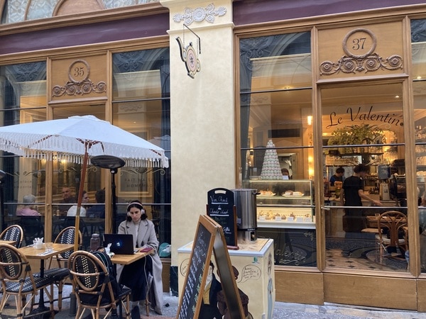 パリの美しいパッサージュとカフェ時間