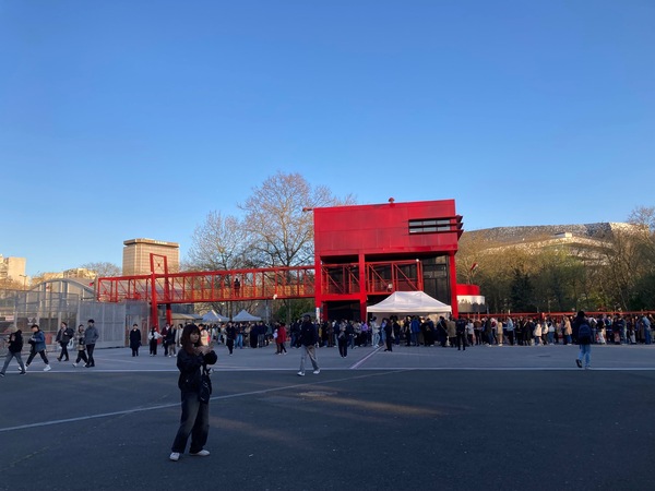 セーヌ川のほとりで米津玄師さんライブ＆生地選び最前線レポート！