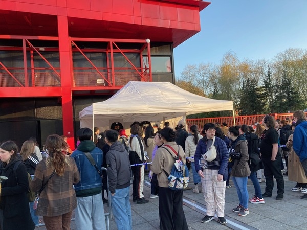 セーヌ川のほとりで米津玄師さんライブ＆生地選び最前線レポート！