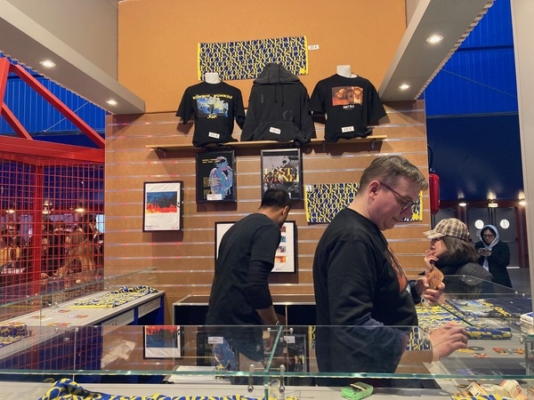 セーヌ川のほとりで米津玄師さんライブ＆生地選び最前線レポート！