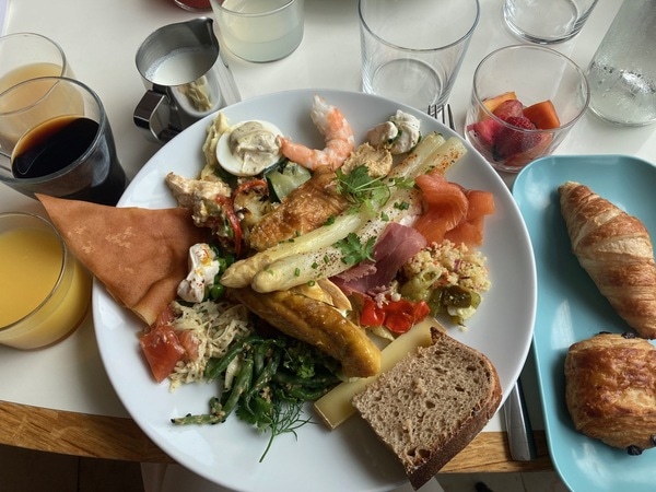 夏のパリ！セーヌ河畔のブランチと懐かしさあふれる80'sテーマレストラン