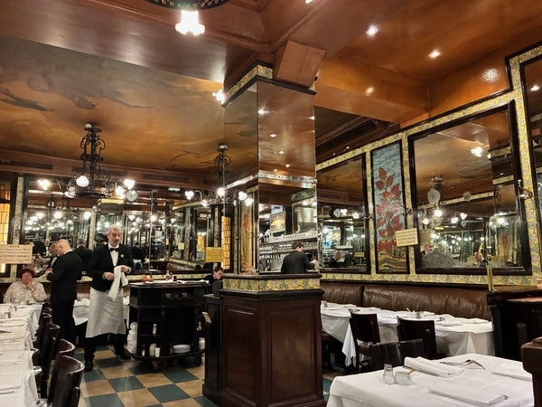 文豪ヘミングウェイも愛した老舗「Lipp」＆フランス最高のコーヒーショップへ