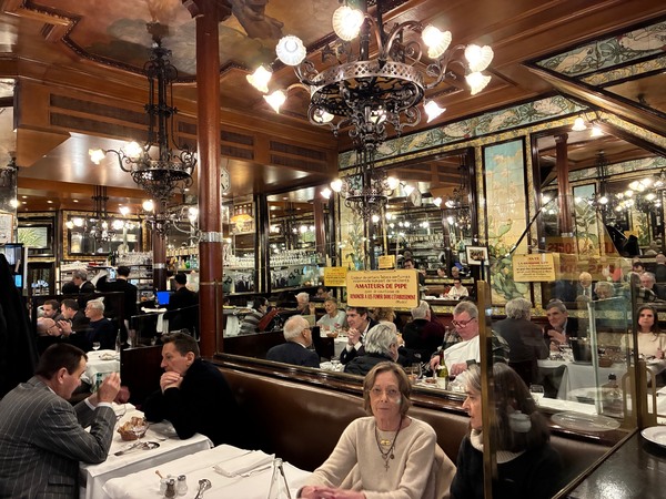 文豪ヘミングウェイも愛した老舗「Lipp」＆フランス最高のコーヒーショップへ