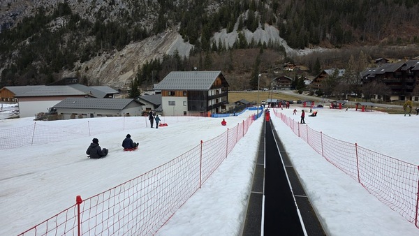 パリに春の訪れ！雪山バカンスでのそり滑り＆絶品スモークラクレット
