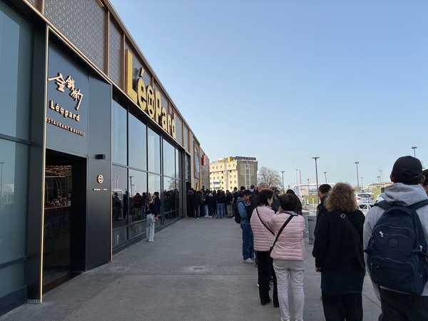 SNSで話題！パリ郊外の巨大ビュッフェ『LEOPARD』へ。お寿司や家庭料理も楽しめる驚きの充実度