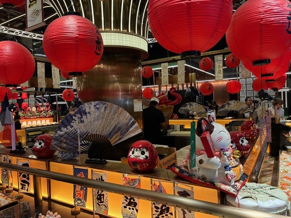 SNSで話題！パリ郊外の巨大ビュッフェ『LEOPARD』へ。お寿司や家庭料理も楽しめる驚きの充実度