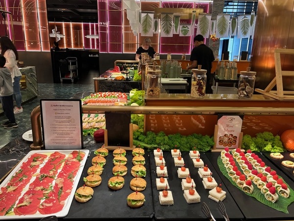 SNSで話題！パリ郊外の巨大ビュッフェ『LEOPARD』へ。お寿司や家庭料理も楽しめる驚きの充実度