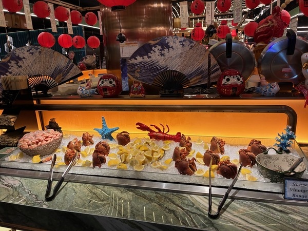 SNSで話題！パリ郊外の巨大ビュッフェ『LEOPARD』へ。お寿司や家庭料理も楽しめる驚きの充実度