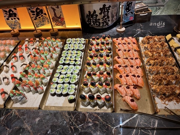 SNSで話題！パリ郊外の巨大ビュッフェ『LEOPARD』へ。お寿司や家庭料理も楽しめる驚きの充実度