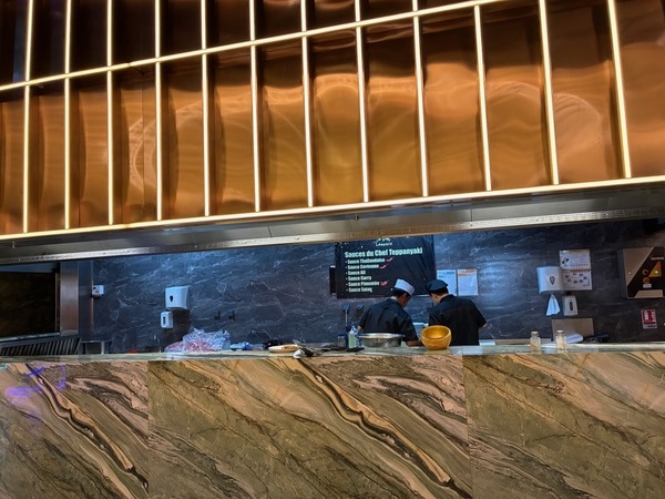 SNSで話題！パリ郊外の巨大ビュッフェ『LEOPARD』へ。お寿司や家庭料理も楽しめる驚きの充実度