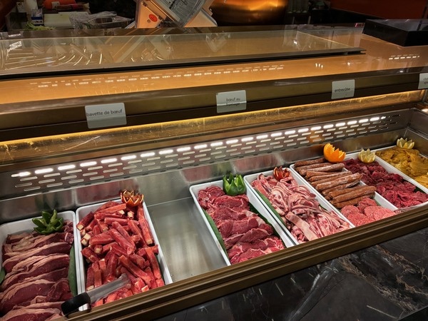 SNSで話題！パリ郊外の巨大ビュッフェ『LEOPARD』へ。お寿司や家庭料理も楽しめる驚きの充実度