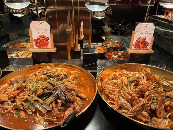 SNSで話題！パリ郊外の巨大ビュッフェ『LEOPARD』へ。お寿司や家庭料理も楽しめる驚きの充実度