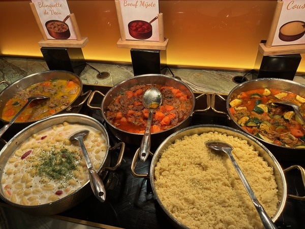 SNSで話題！パリ郊外の巨大ビュッフェ『LEOPARD』へ。お寿司や家庭料理も楽しめる驚きの充実度