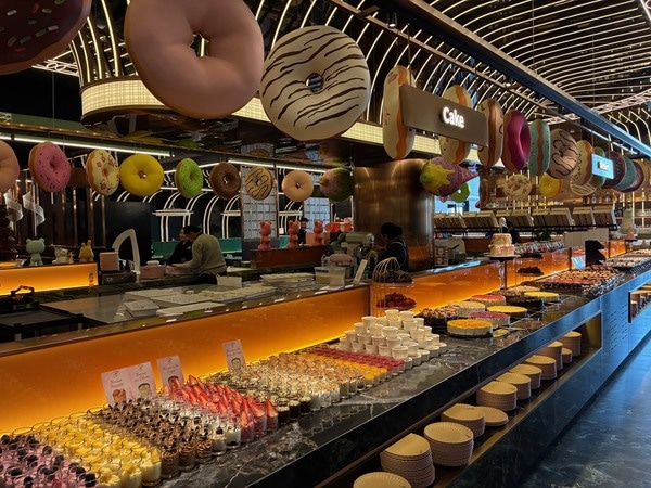 SNSで話題！パリ郊外の巨大ビュッフェ『LEOPARD』へ。お寿司や家庭料理も楽しめる驚きの充実度