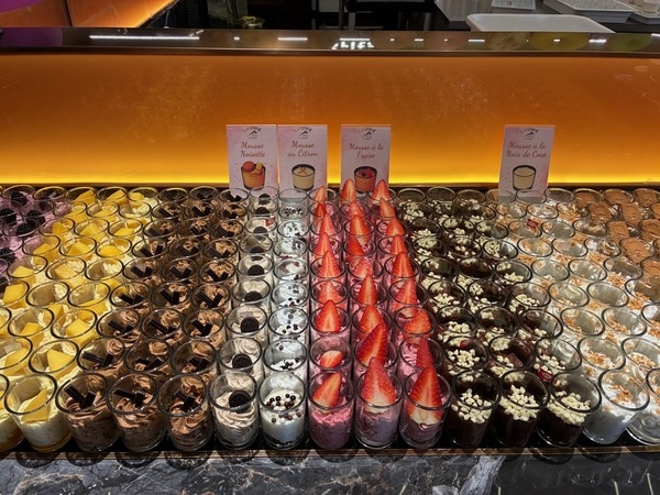 SNSで話題！パリ郊外の巨大ビュッフェ『LEOPARD』へ。お寿司や家庭料理も楽しめる驚きの充実度