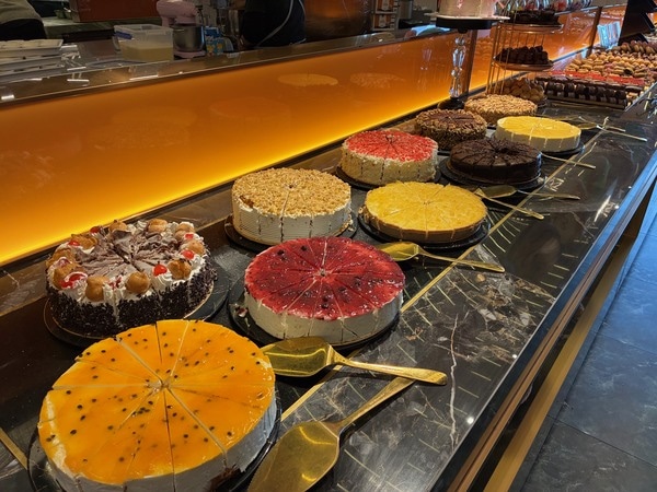 SNSで話題！パリ郊外の巨大ビュッフェ『LEOPARD』へ。お寿司や家庭料理も楽しめる驚きの充実度