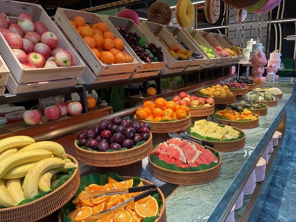 SNSで話題！パリ郊外の巨大ビュッフェ『LEOPARD』へ。お寿司や家庭料理も楽しめる驚きの充実度