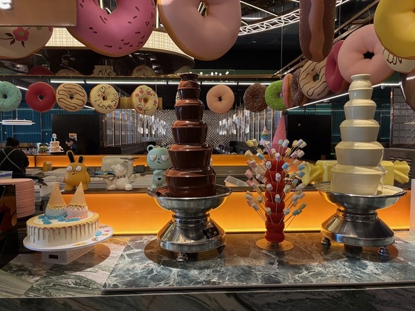 SNSで話題！パリ郊外の巨大ビュッフェ『LEOPARD』へ。お寿司や家庭料理も楽しめる驚きの充実度