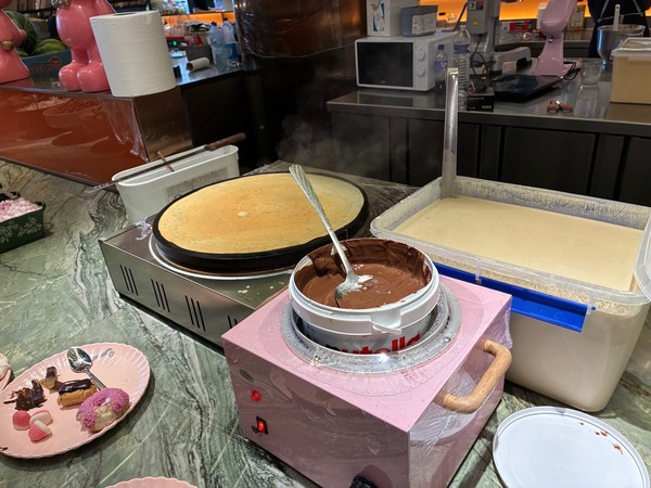 SNSで話題！パリ郊外の巨大ビュッフェ『LEOPARD』へ。お寿司や家庭料理も楽しめる驚きの充実度