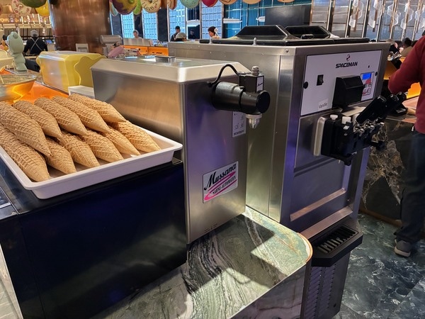 SNSで話題！パリ郊外の巨大ビュッフェ『LEOPARD』へ。お寿司や家庭料理も楽しめる驚きの充実度