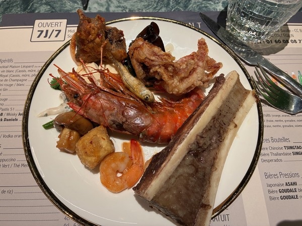 SNSで話題！パリ郊外の巨大ビュッフェ『LEOPARD』へ。お寿司や家庭料理も楽しめる驚きの充実度