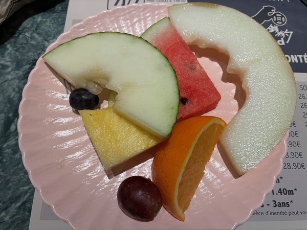 SNSで話題！パリ郊外の巨大ビュッフェ『LEOPARD』へ。お寿司や家庭料理も楽しめる驚きの充実度