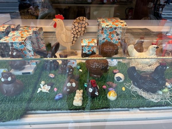 イースターの季節が到来！春の街角で見つけた可愛らしいチョコと注目店『PLAQ』