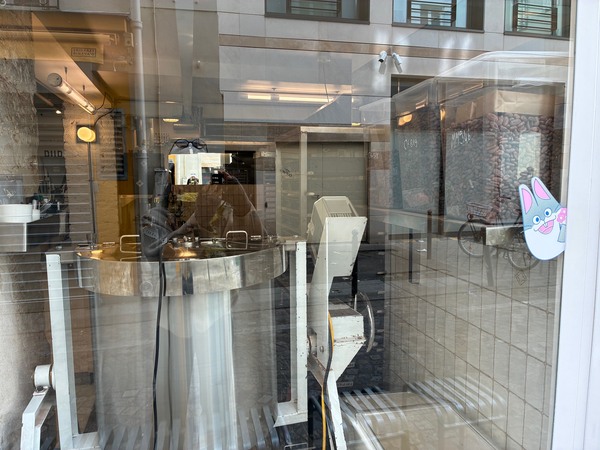 イースターの季節が到来！春の街角で見つけた可愛らしいチョコと注目店『PLAQ』