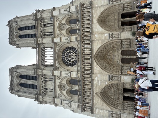 再オープンしたノートルダム大聖堂へ。開放感たっぷりの美食レストラン『Chez Clo』
