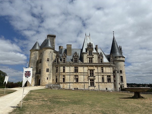 【後編】南西フランスの夏休み！受け継がれる名家のお城と、アートが息づく「漫画の首都」へ