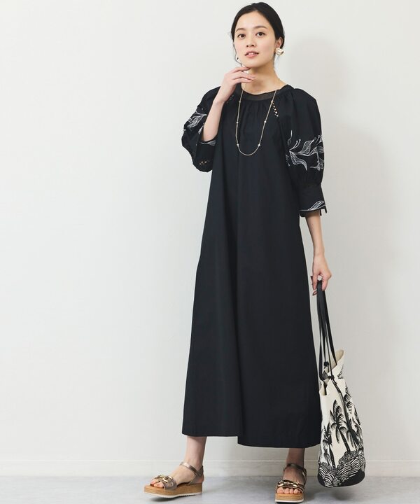 パフスリーブ刺繍ワンピース