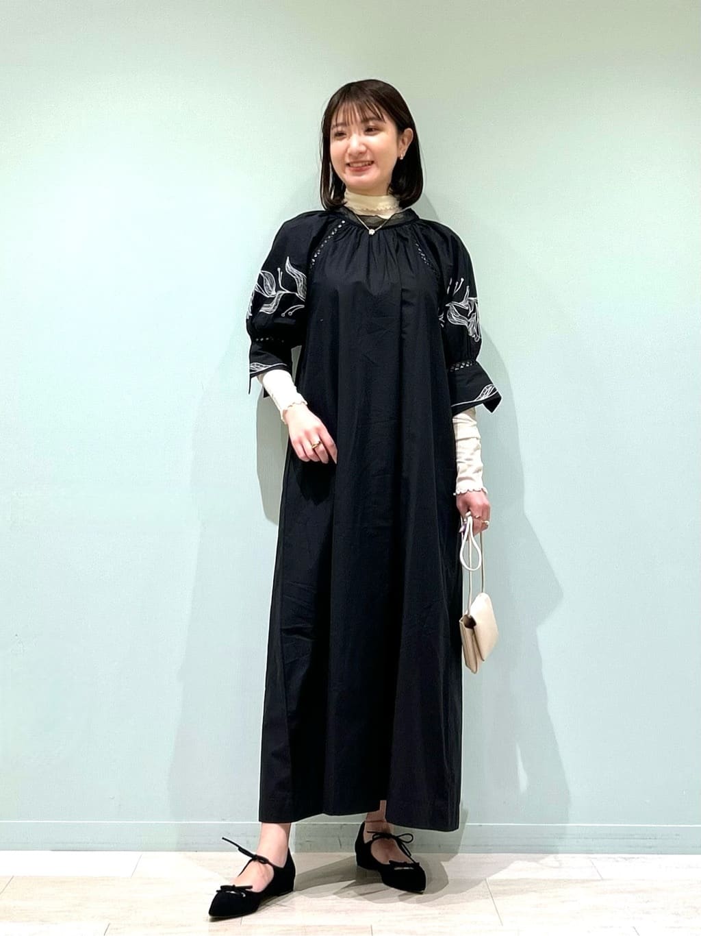 パフスリーブ刺繍ワンピース