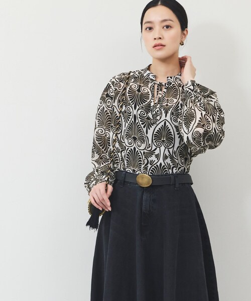 オーナメント柄ブラウス