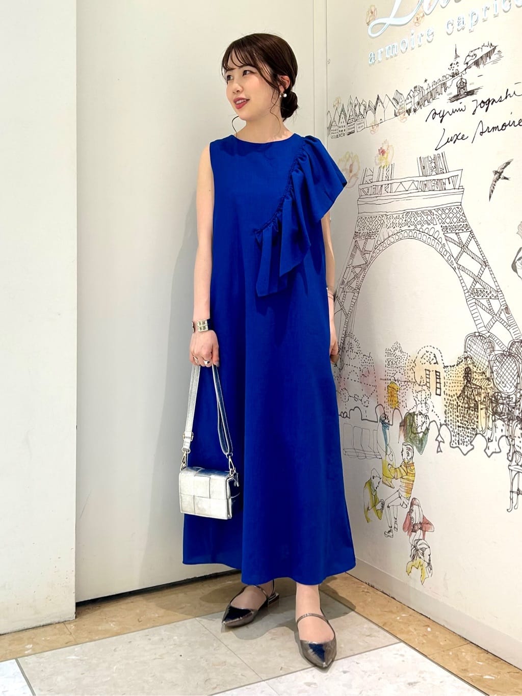 Adrianna Papell☆華やかレッドのミディー丈ワンピース Sleeveless Midi Dress With Square Neck And Tiered Skirt In