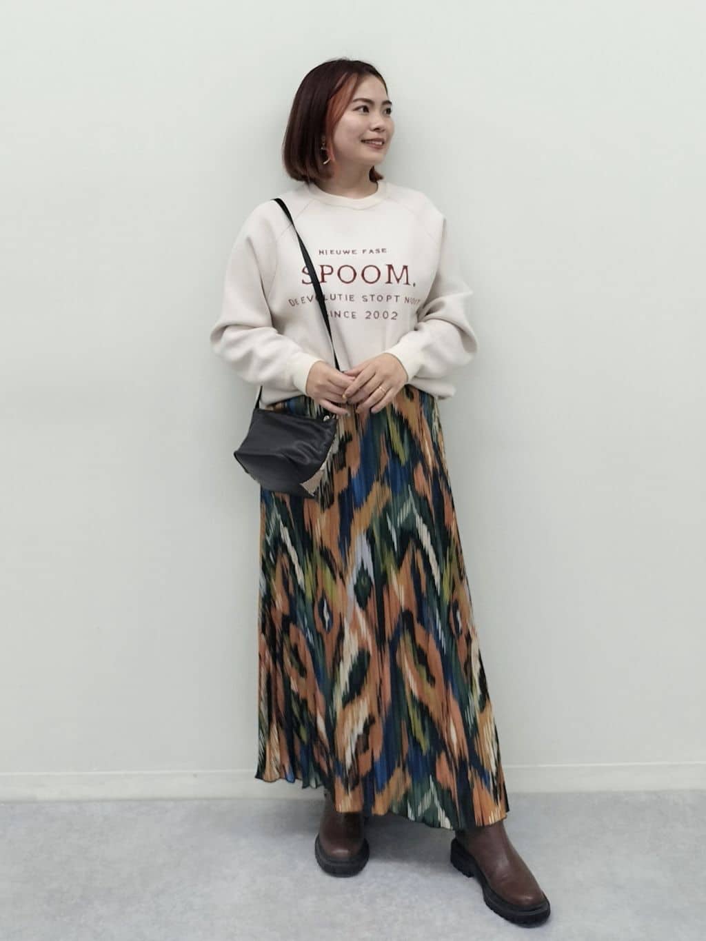 ラグランスリーブロゴニット