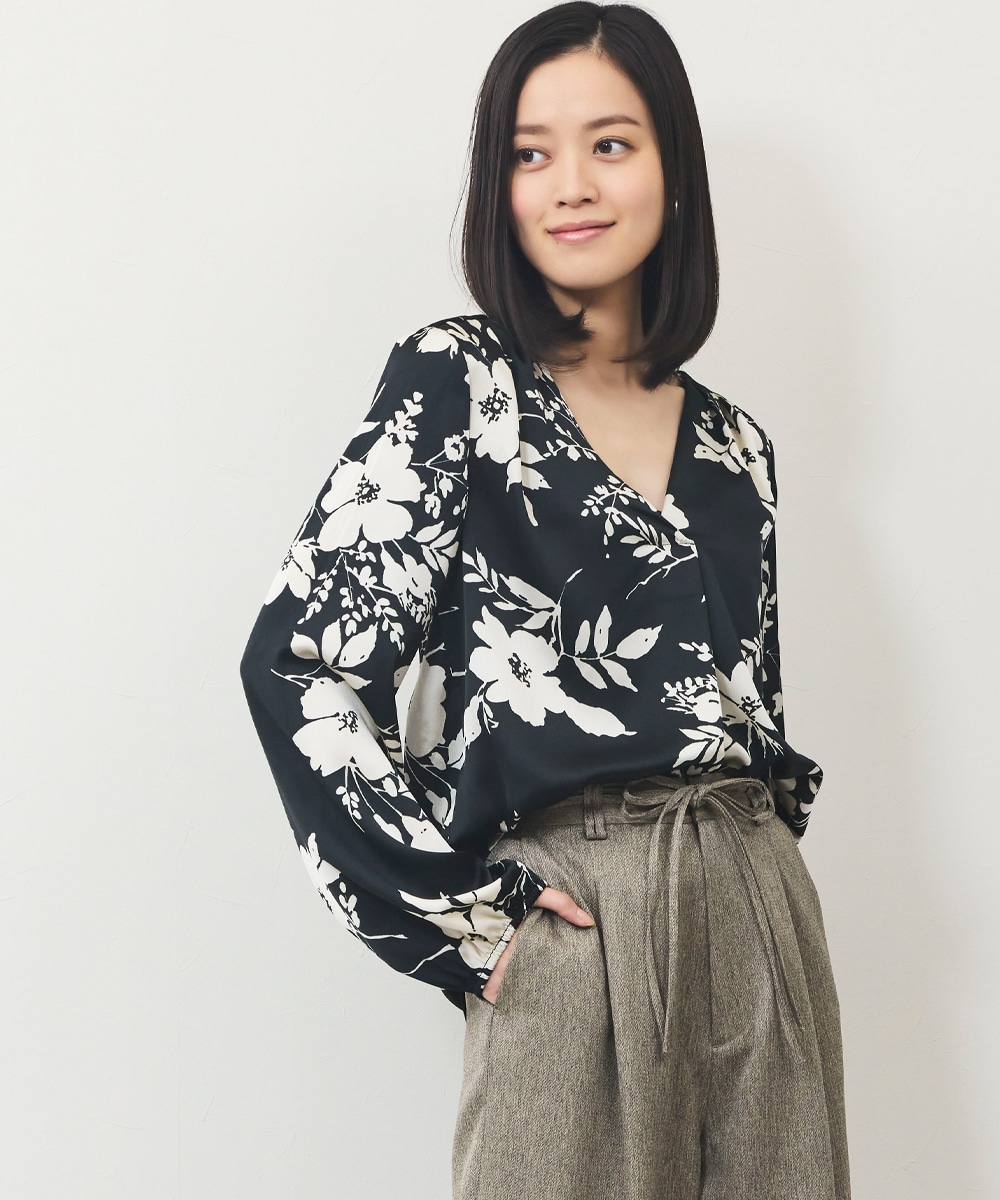 モノトーンフラワーブラウス