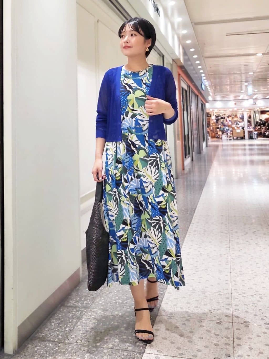 Vネックショートカーディガン スタイリング1