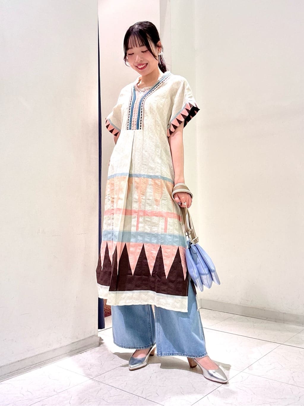 パネル幾何学柄Aラインワンピース スタイリング