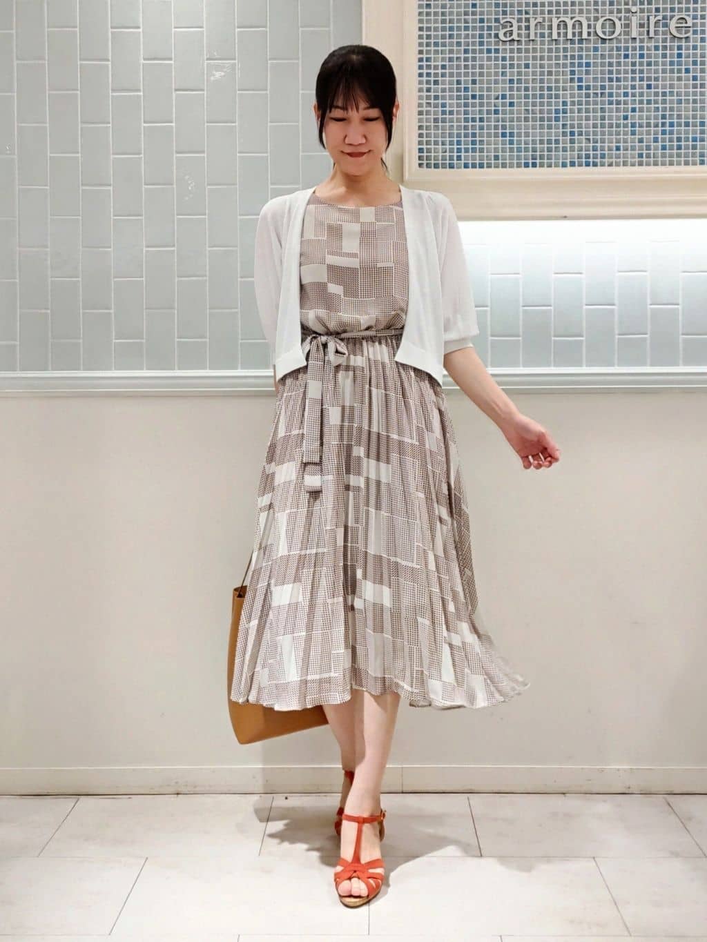 ジオメトリックプリントプリーツワンピース スタイリング