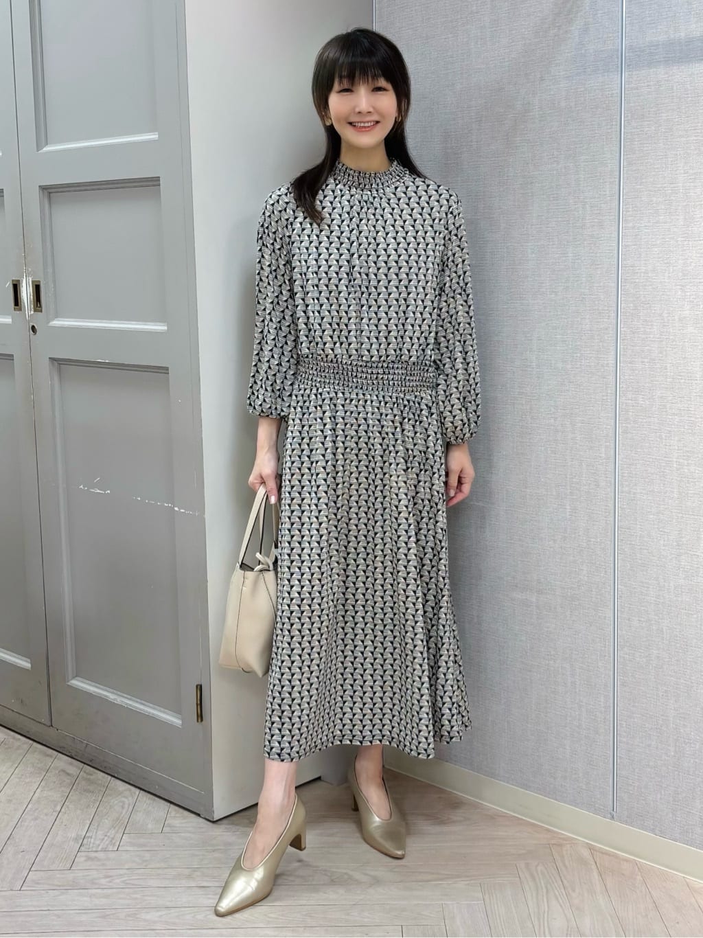 プチ幾何学柄シャーリングジャージワンピース スタイリング