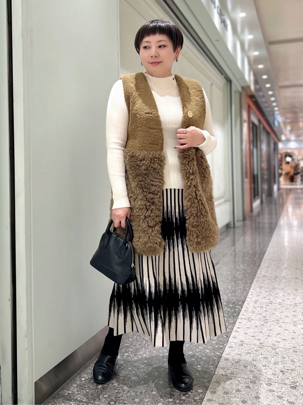 イベントシーンを華やかに彩る、大人のホリデーコーデ