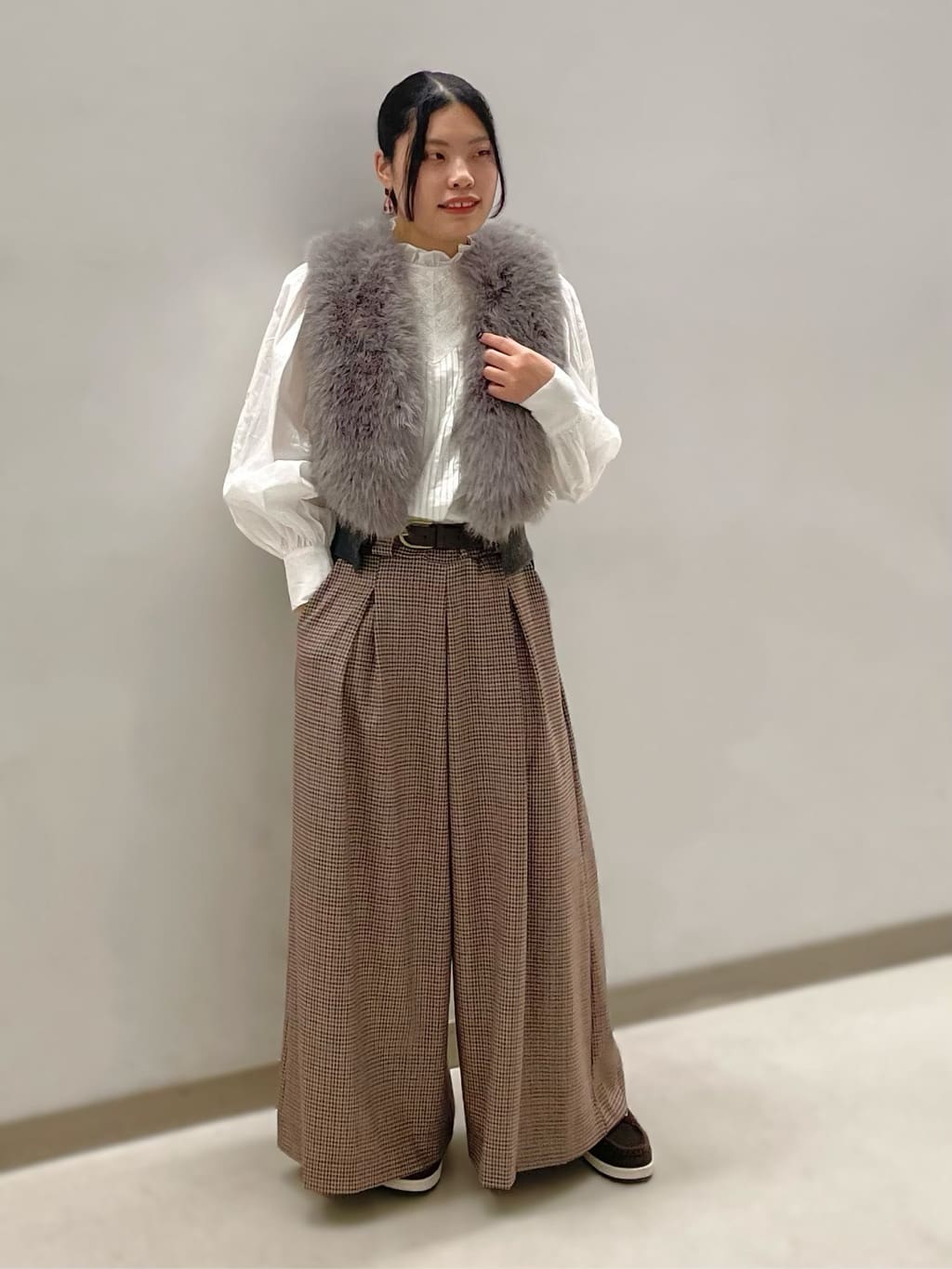 イベントシーンを華やかに彩る、大人のホリデーコーデ