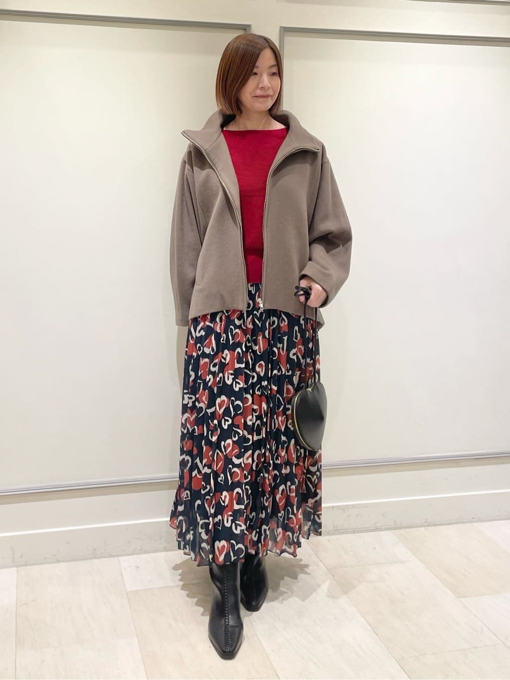 イベントシーンを華やかに彩る、大人のホリデーコーデ