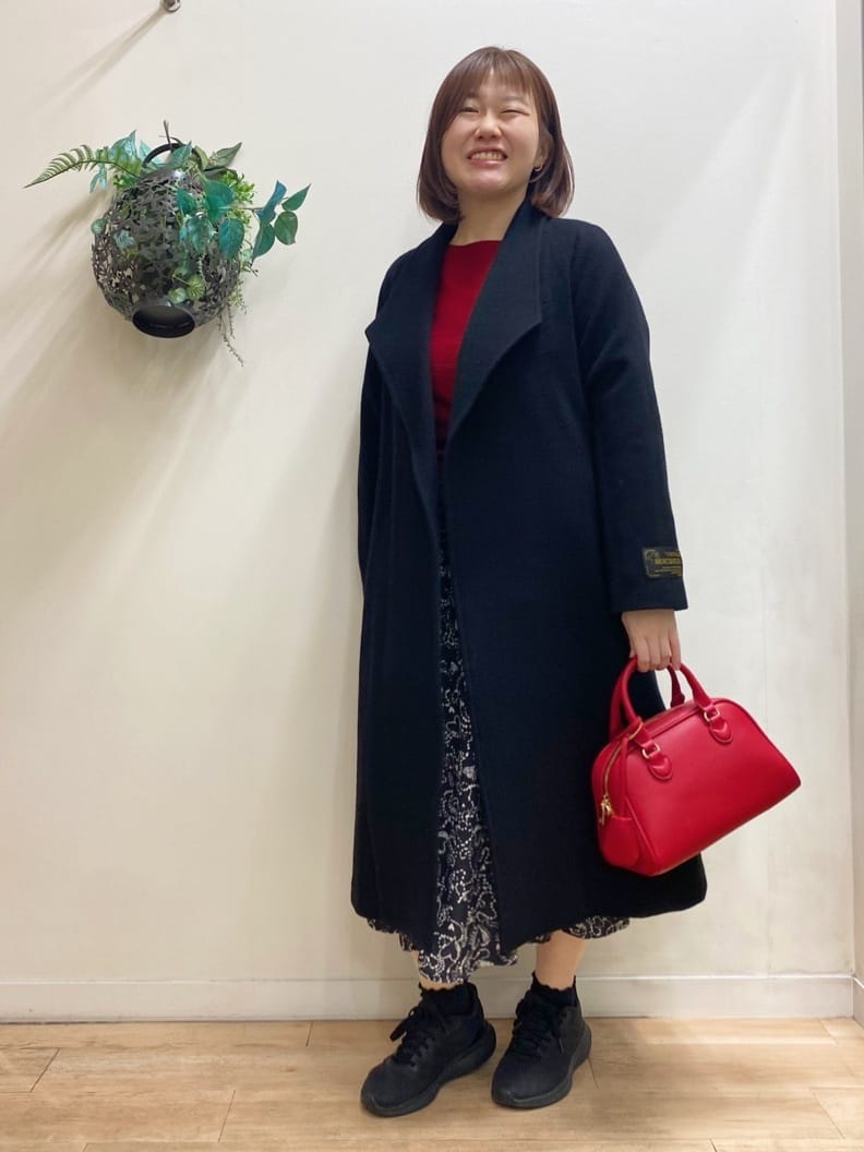 イベントシーンを華やかに彩る、大人のホリデーコーデ