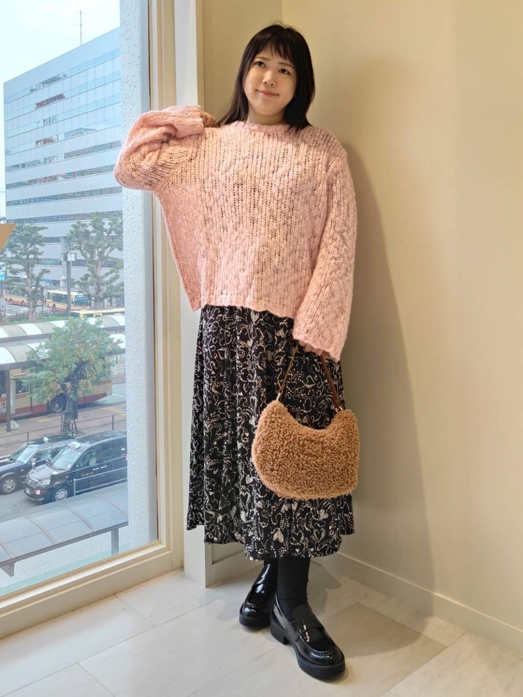 イベントシーンを華やかに彩る、大人のホリデーコーデ