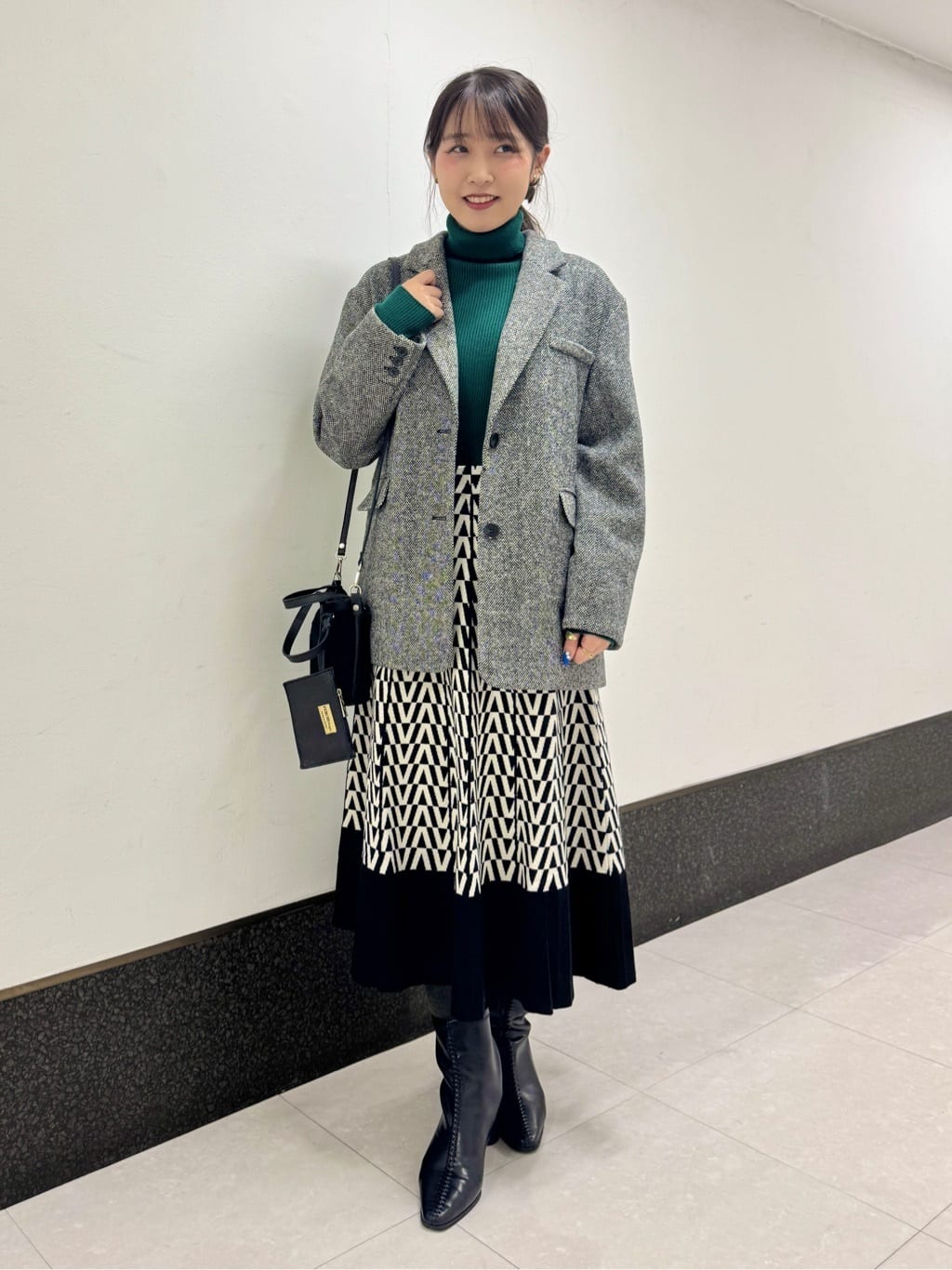 イベントシーンを華やかに彩る、大人のホリデーコーデ