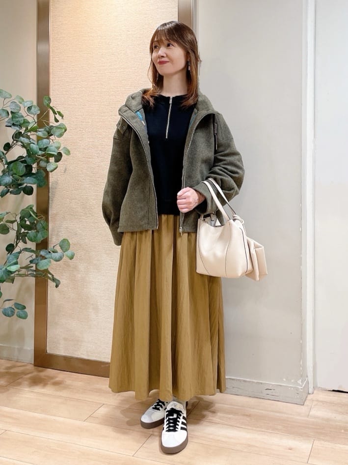 イベントシーンを華やかに彩る、大人のホリデーコーデ